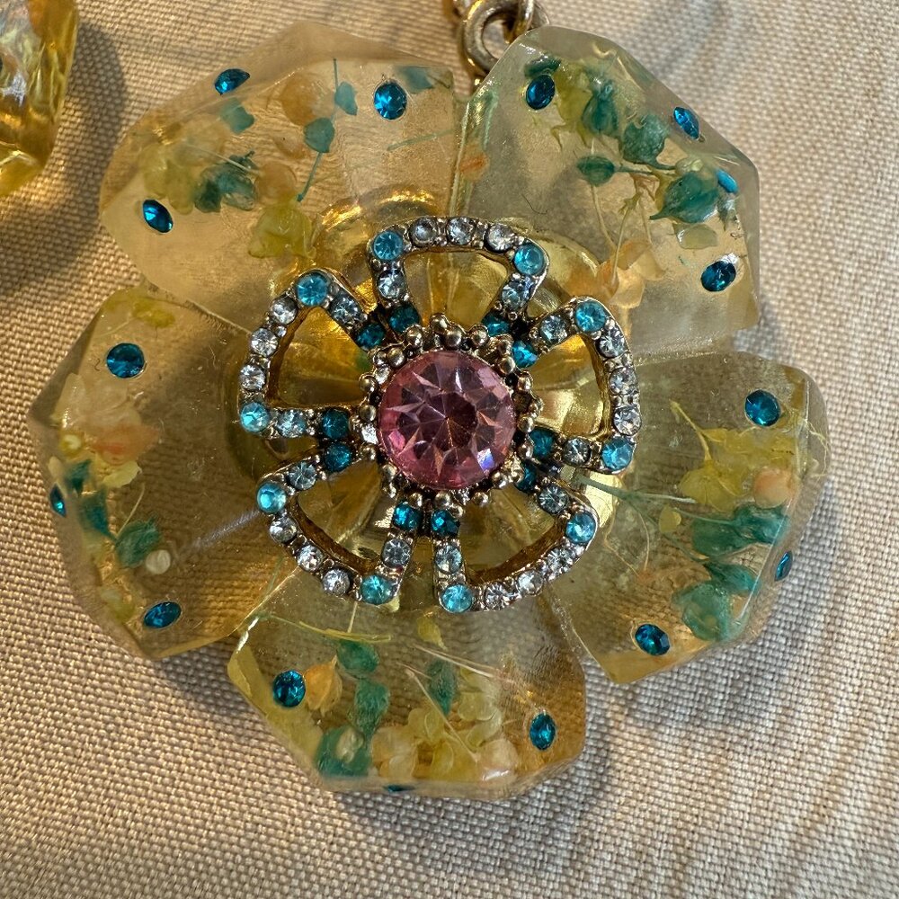 Sweetness and Light Flower Necklace - Picture 1 of 4
